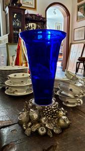 Vaso de Vidro Azul Cobalto com Base em Metal Prateado