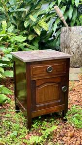Mesa de Cabeceira com Tampo em Mármore